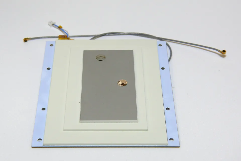 SSA02 34dB Wide Bandwidth Amplified S-Band Patch Antenna